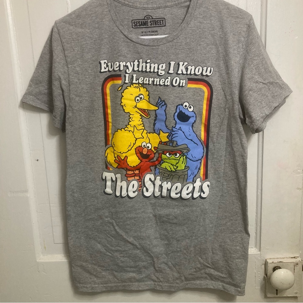 ⚡️ Sesame Street tshirt size small